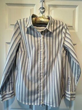 Women’s Nine West Button Up Shirt Size Medium